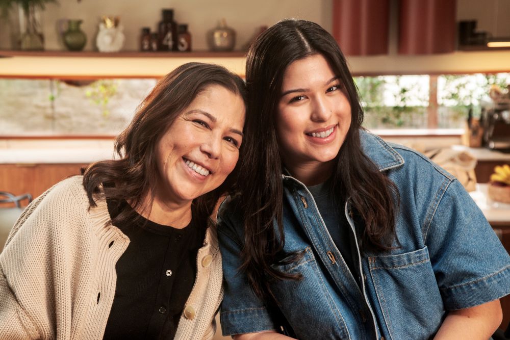Western Sydney Online student Debora Costa and her daughter smiling