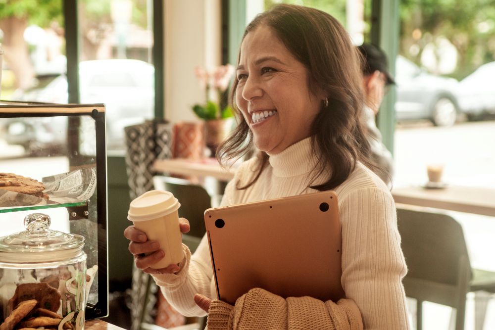 Western Sydney Online student, Debora Costa in a coffee shop