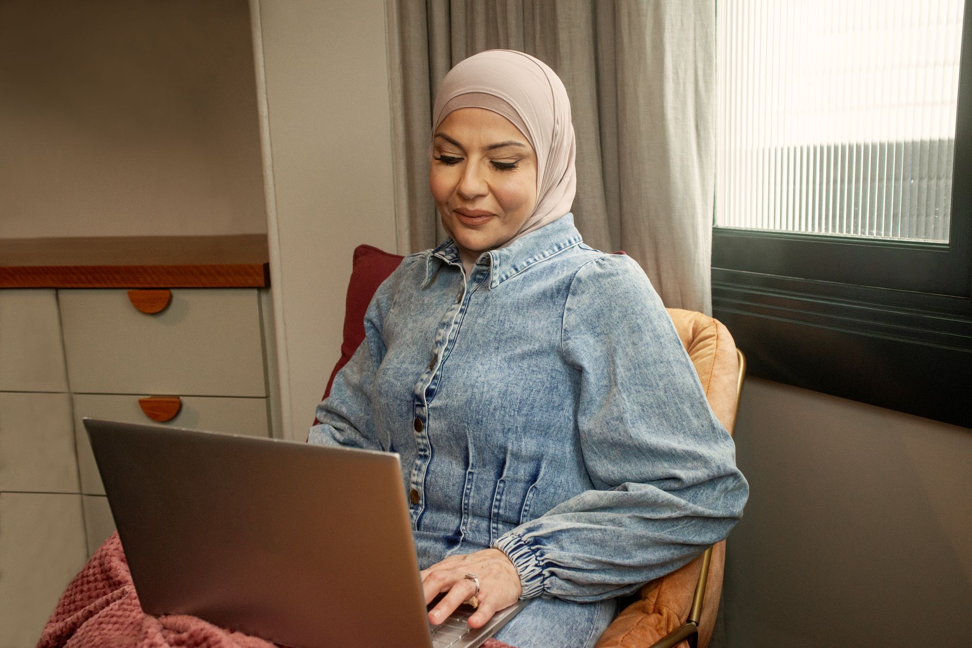 Student Wafa studying online