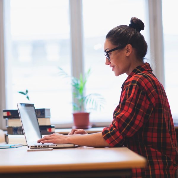 girl_at_desk_1200