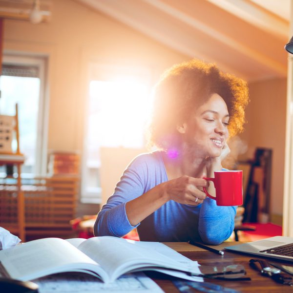 banner-woman-desk-study-1920x1200-V2